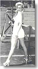Marilyn jugando al tenis (12033 bytes)