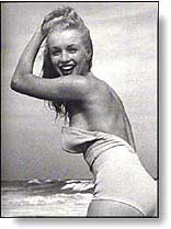 Marilyn en la playa  (11857 bytes)