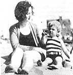 Marilyn amb la seva mare a la platja de Santa Mnica (5144 bytes)