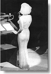 Marilyn cantando para el presidente Kennedy (12033 bytes)