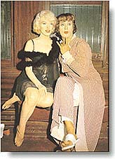 Marilyn amb Tony Curtis a "Con faldas y a lo loco" (19806 bytes)