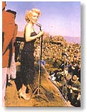 Marilyn animando a los soldados (14283 bytes)