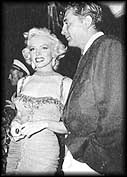 Marilyn acompanyada de Robert Mitchum (11240 bytes)