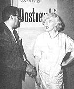 L'any 1950 amb el prestigios columnista Sidney Skolsky (5596 bytes)