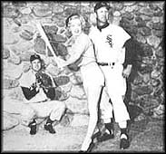 Con un bate de beisbol, al lado de Joe Dobson y Gus Zernial (8634 bytes)