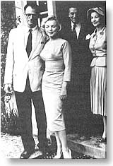 Con Arthur Miller, Laurence Olivier y Vivien Leigh (9548 bytes)