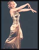 Marilyn con vestido largo de noche (8593 bytes)