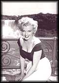 Marilyn durant el rodatge de Niagara (9961 bytes)